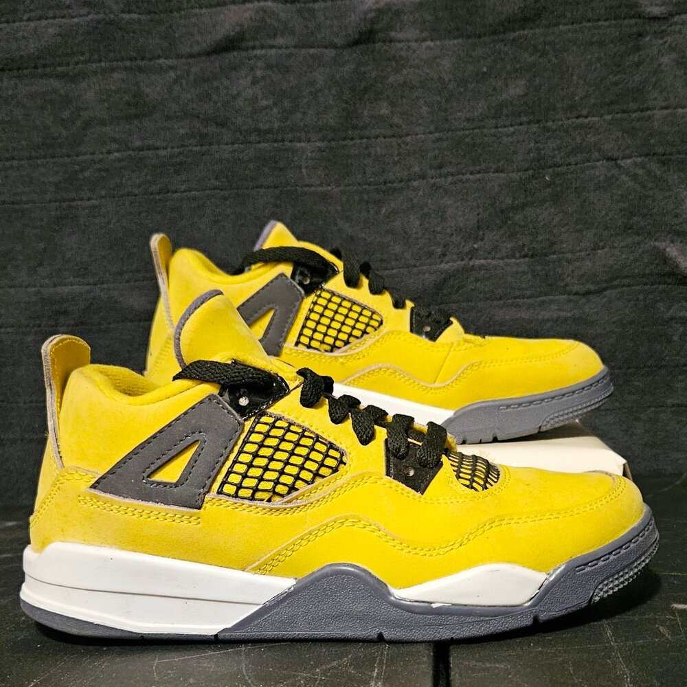 YOUTH SZ 3 AIR JORDAN 4 "LIGHTENING" SNEAKERS